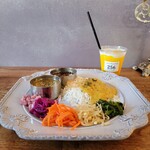 256nicom - curryハーフサイズ(スパイシーキーマ∔凄く辛いサバ)とマンゴーラッシー