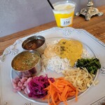 256nicom - curryハーフサイズ(スパイシーキーマ∔凄く辛いサバ)とマンゴーラッシー